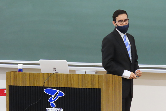 博士後期課程・修士課程中間発表会を実施しました