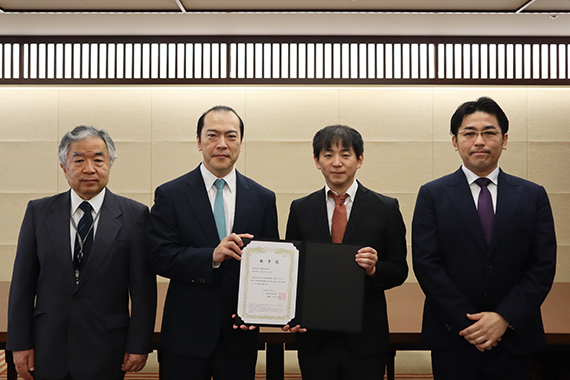 Associate Professor Masaaki Kawamura Faculty of Science and Engineering was awarded the title of first Teikyo University Venture Company.