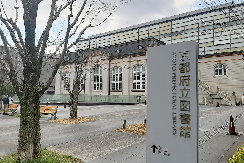 趣味の旅行で、旅先の図書館を訪れることも
