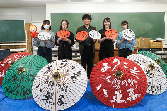 八王子観光コンベンション協会の依頼を受けて日本文化演習にて番傘揮毫を行いました