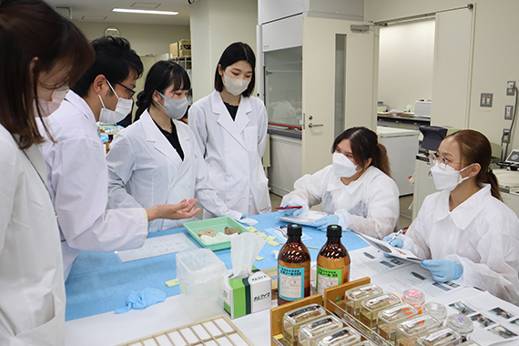 マヒドン大学の学生が本学医療技術学部で研修を行ないました