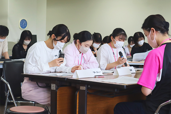 医療技術学部看護学科で領域横断事例演習「模擬退院前カンファレンス」を実施しました