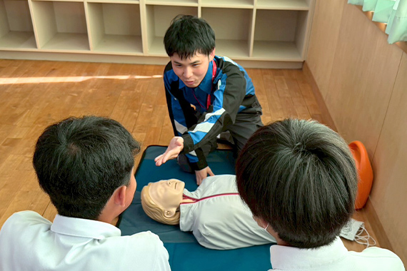 福岡医療技術学部の学生と教職員が大牟田市立御木中学校が主催する職場体験学習に参加しました