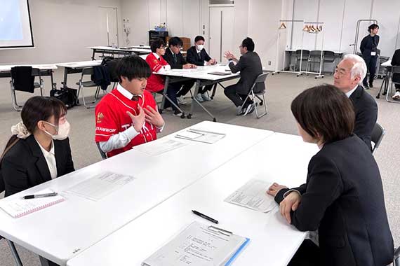 初等教育学科の学生が東京都立七生特別支援学校に在職する帝京大学OB・OGの先生方との懇談会に参加しました
