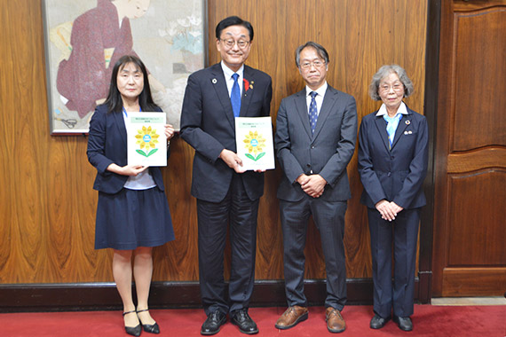 堺教授が議長を務める大牟田市の「社会教育委員の会議」が市内の地区公民館のあり方に関する提言書を提出しました