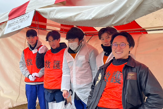 医療技術学部スポーツ医療学科救急救命士コースの学生および教員が2025板橋Cityマラソンの救護ボランティアに参加しました
