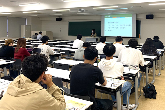 八王子市からゲストスピーカーを招いて授業を実施しました