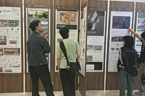 理工学部の白澤洋一助手がアジア太平洋インテリアデザインプロジェクト展で竹製プロダクトデザインのパネル発表を行いました