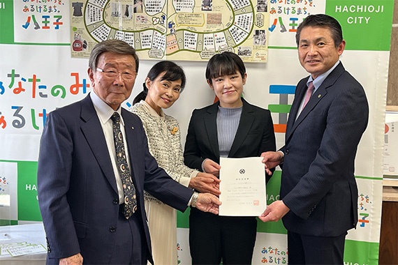 経済学部の学生が作った「桑都・八王子クイズスゴロク」が八王子市内の全小学校に贈呈されました