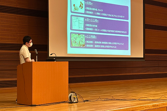 薬学部の卒業生が在学生に向けて就活ガイダンスを実施しました