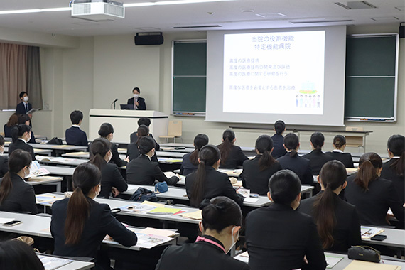 A joint information session for nursing professionals was held by our university's affiliated hospital at Itabashi Campus
