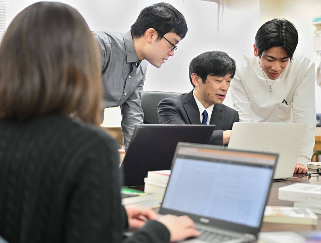 学生たちとともに設計した回路をシミュレータで調べていく。パラメータを調整することでさまざまなパターンを検討することができる