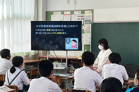 福岡医療技術学部の学生が大牟田市立橘中学校を訪問しました