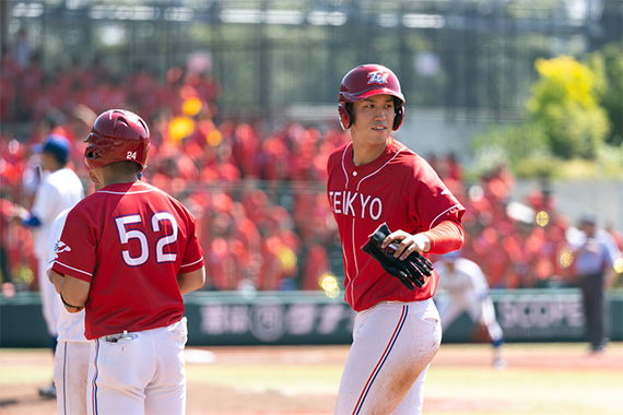 Approximately 250 student cheerleaders filled the stands red for the baseball team's spring league match against Josai University.