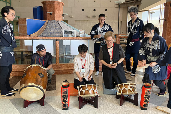 International students from our university participated in a roundtable discussion titled "Learning from Experiencing Traditional Japanese Culture."