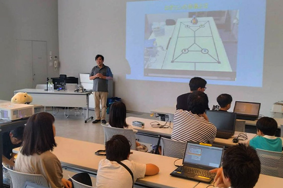 理工学部蓮田研究室がロボット教育を通した人材育成講座を実施しました