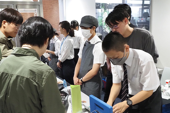 初等教育学科の学生が東京都立七生特別支援学校の生徒と販売活動を行いました