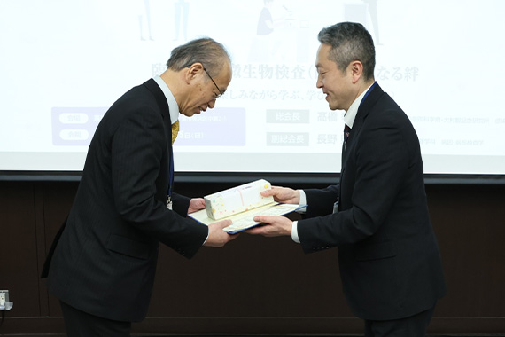 医真菌研究センター博士研究員田村俊が日本臨床微生物学会にて優秀演題賞を受賞しました