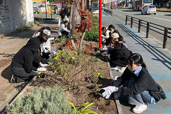 福岡キャンパスの学生が第14回おおむた花街道プロジェクトに参加しました