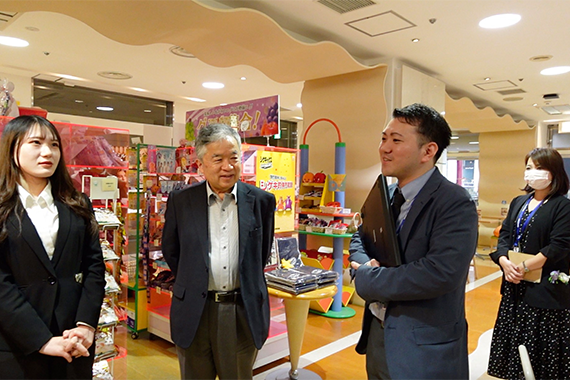 Social Cooperation Sector Advanced Comprehensive Research Organization and the Sanbei and Owaki seminars Faculty of Economics gave a research report at UHA Mikakuto's Osaka headquarters.