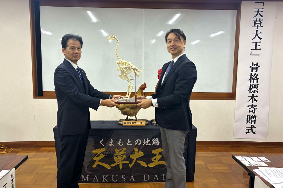 福岡医療技術学部 壇講師が熊本県農業研究センターへ「天草大王」の骨格標本を寄贈しました