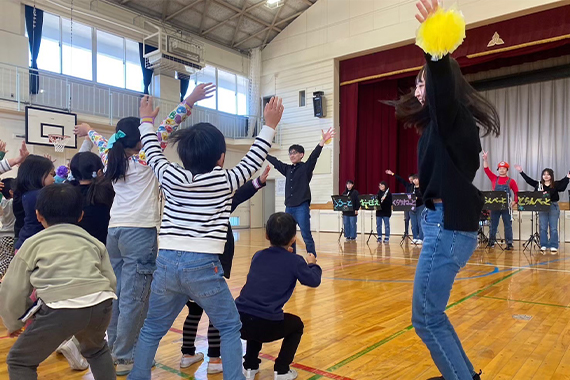 田﨑ゼミの学生が府中市の小学校で参加型演奏会を実施しました