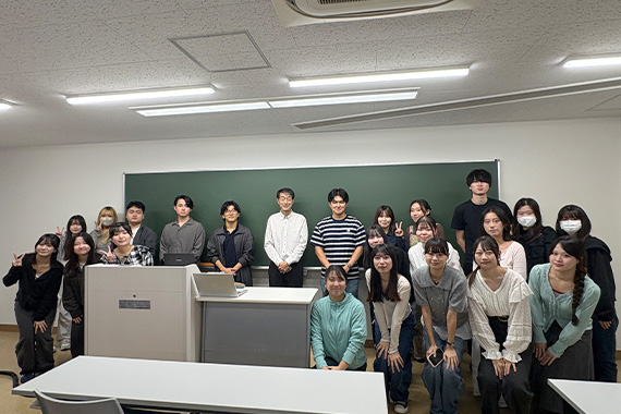 一般財団法人NHK財団よりゲストスピーカーを招き講義を行いました