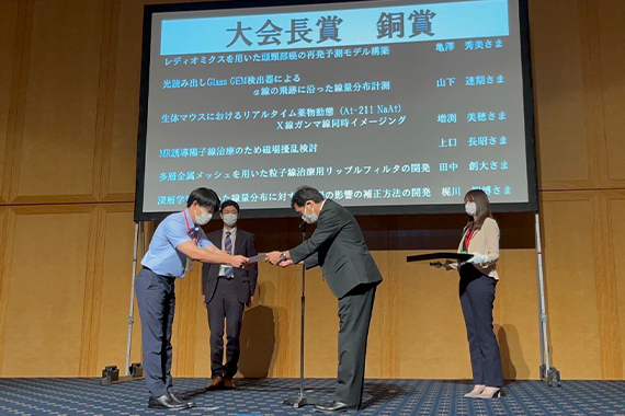 A Graduate School and Associate Professor Hidemi Kamezawa received the President's Award Bronze Award at the 124th Annual Meeting of the Japan Society of Medical Physics