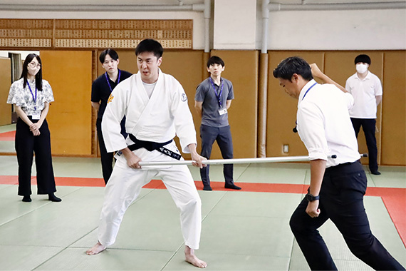 八王子キャンパスで職員を対象に、学生や自身の身を守るための「さすまた講習会」が行われました