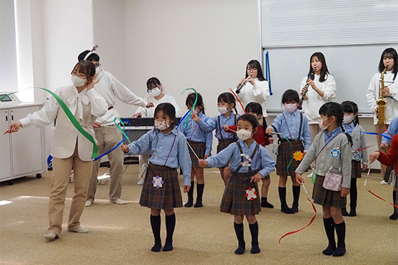 田﨑ゼミが帝京大学幼稚園の園児を招いて参加型演奏会を実施しました