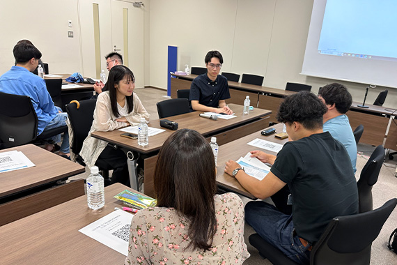 本学医学部地域枠学生が卒業生との懇談会を行いました