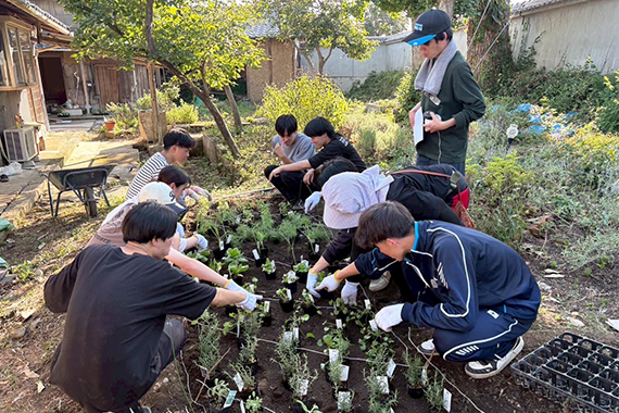 増田ゼミが「食べたら仲間」の理念を体感する、古民家再生活動のフィールドワークを兵庫県加西市で実施しました
