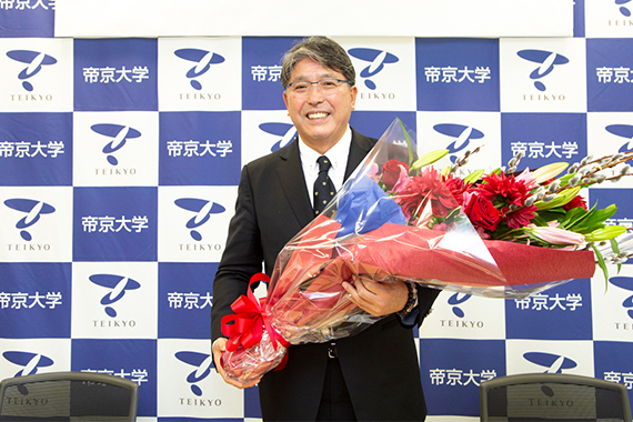 帝京大学スポーツ局」を創設。初代局長に本学前ラグビー部監督