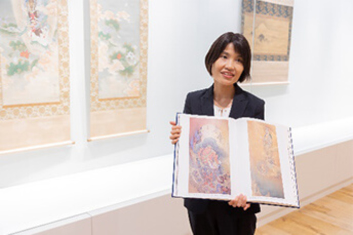 下村観山筆「柳楊観音像」(帝京大学総合博物館所蔵)。鎌田准教授が手にしているのは「柳楊観音像」の手本となったと考えられる狩野芳崖作「悲母観音像」(東京藝術大学所蔵、重要文化財)