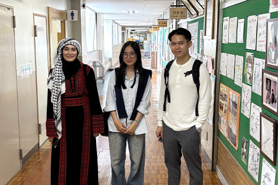 八王子キャンパスの留学生が市内の小学校を訪問し、児童との交流会に参加しました