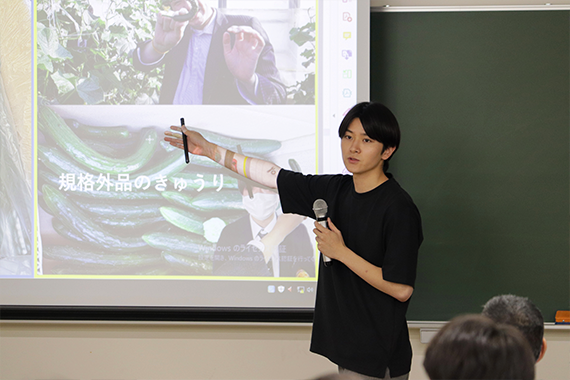 シンガポール国立大学教授の特別講演会で学生が英語でビジネスアイデアを発表しました