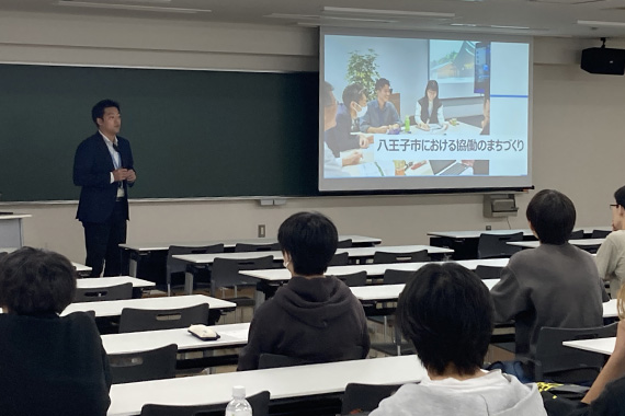 八王子市からゲストスピーカーを招いて授業を実施しました