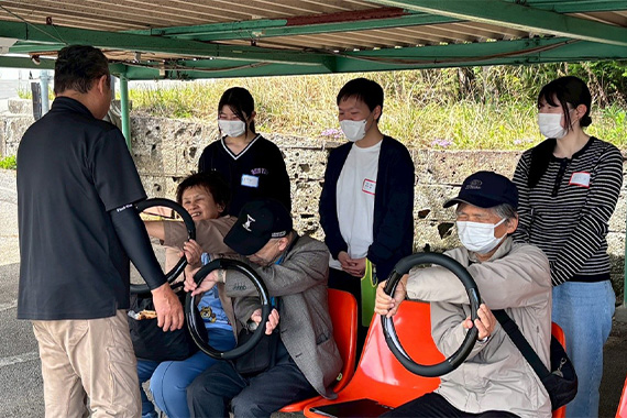 視能矯正学科の学生が「視覚障害者 自動車運転体験ツアー」にボランティアとして参加しました