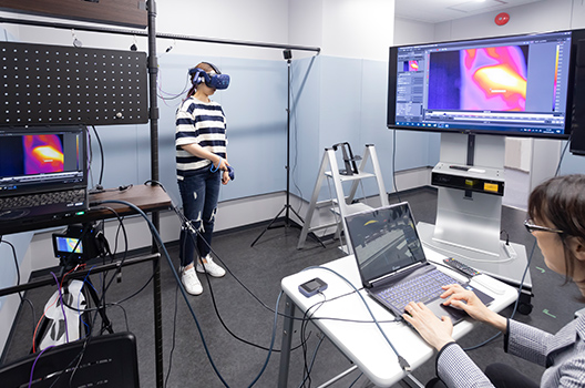 実験参加者が自由に動けるVR空間で生体情報の解析を行っているイメージ