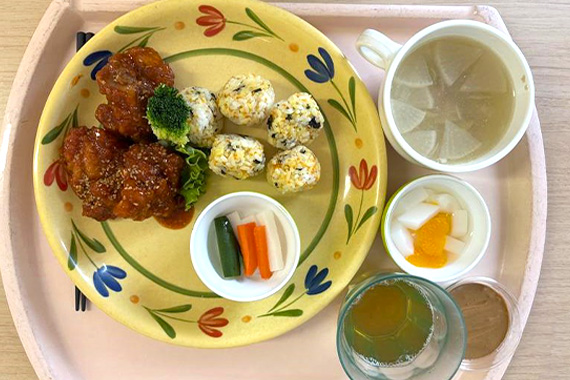 板橋キャンパス学生食堂にて「世界の料理」プロジェクト第10弾～おにぎりアクション編～を実施しました