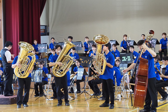 吹奏楽部が北諏訪小学校で演奏会を行いました