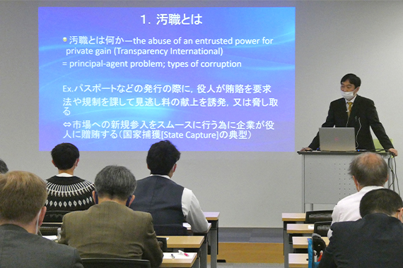 経済学部国際経済学科と冲永総合研究所の共催シンポジウム「ロシア・ウクライナ紛争の原因と影響」を実施しました