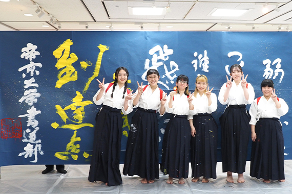 The calligraphy club held a graduation exhibition.