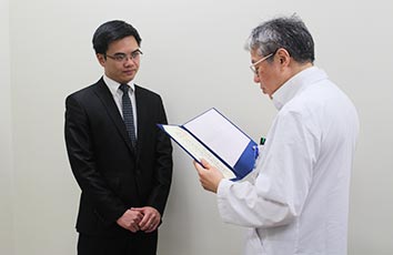 Doctoral degree conferment ceremony for government-sponsored international students held [Graduate School of Medicine]