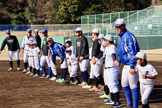 硬式野球部が野球教室を通して地域交流を推進しています