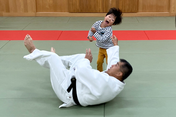 冲永総合研究所の吉見特任教授が年長児を対象とした運動教室で運動プログラムの指導を行いました