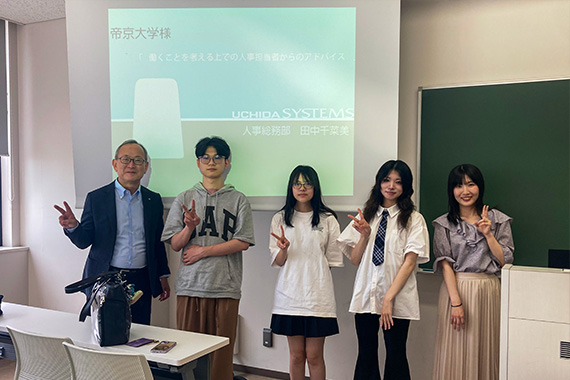 法学部政治学科の授業で企業の人事担当者による「働く自分」を考える特別講義を実施しました