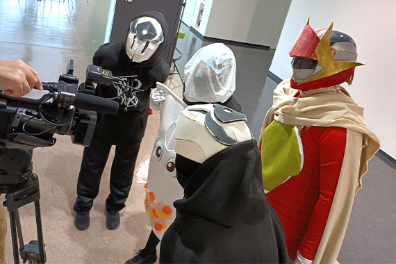 アクションクラブと演劇部の学生が、本学教員が研究の一環で制作する動画に技術協力しました