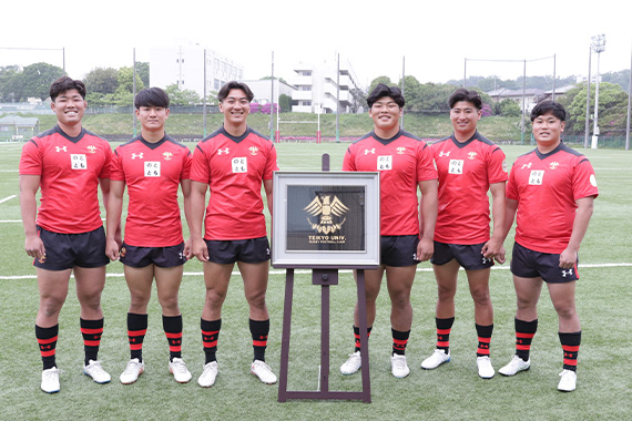 本学ラグビー部へ田谷漆器店より輪島塗作品を寄贈いただきました