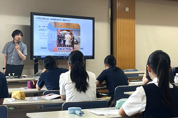 福岡医療技術学部の教員と大学院生が純心女子高等学校「第1回医療福祉講演会」に参加しました